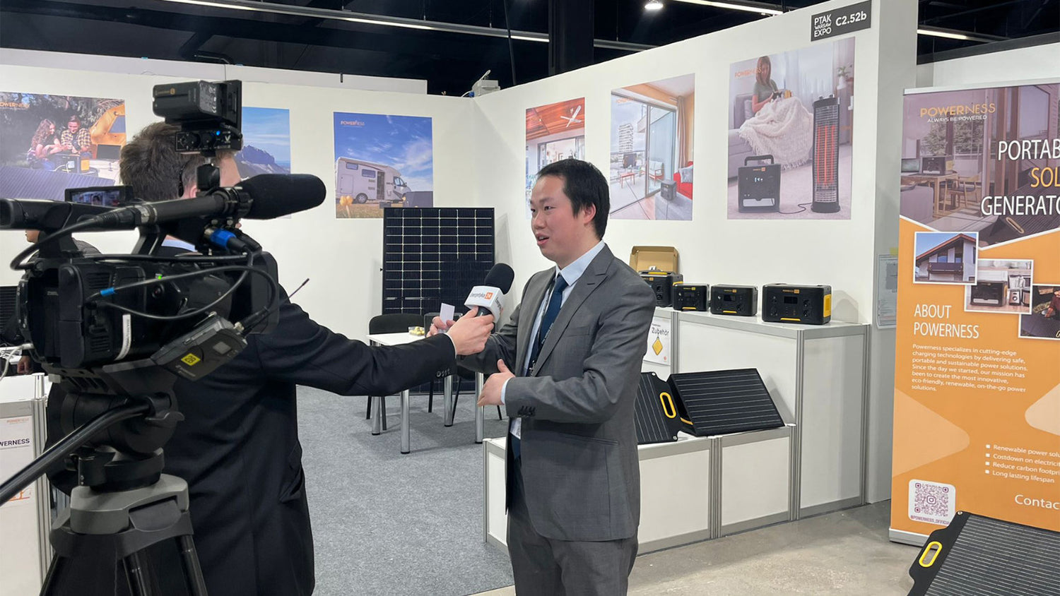 Powerness stellt auf der Solar Energy Expo in Warschau, Polen, die SolarX-Serie von tragbaren Solarpanel vor